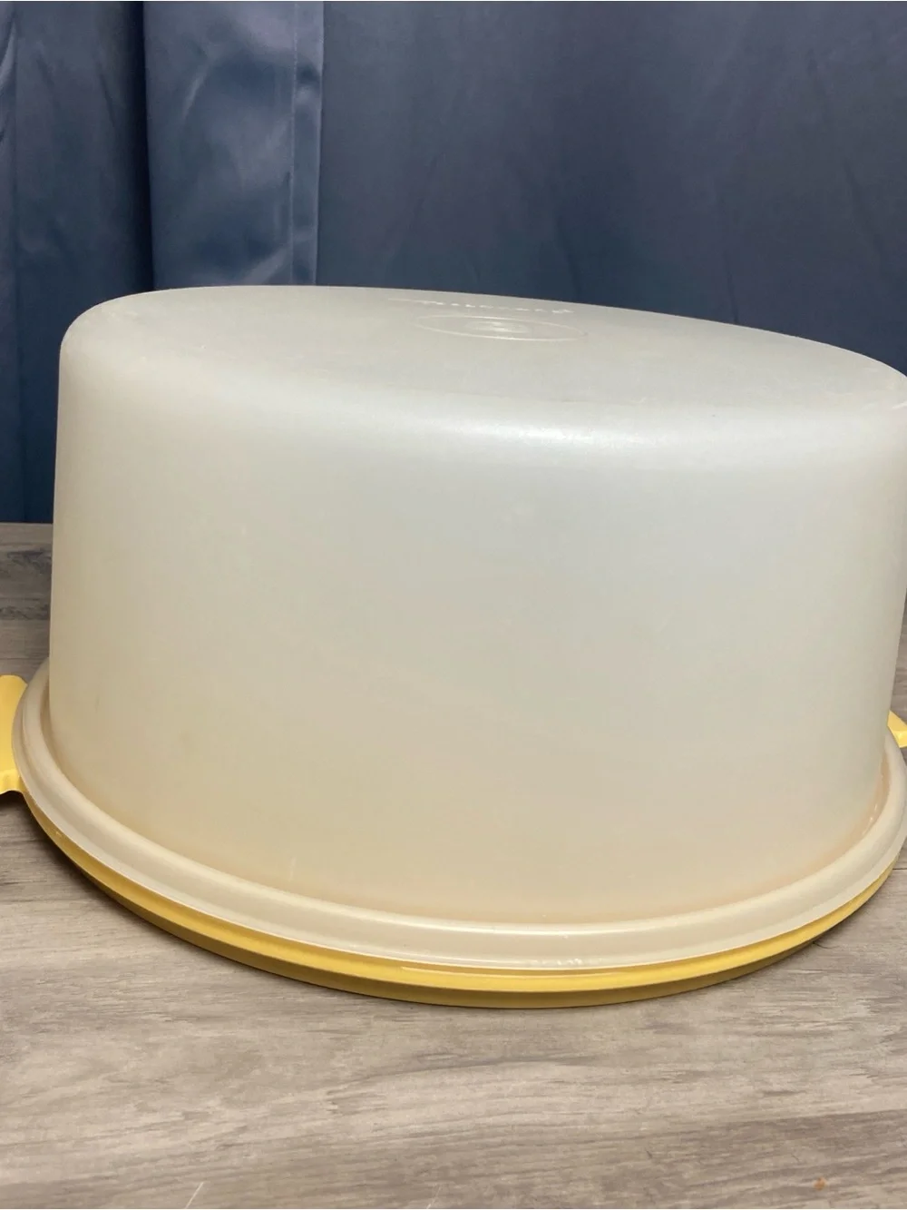 Vintage Tupperware round cake taker with a yellow Harvest Gold plate & sheer lid